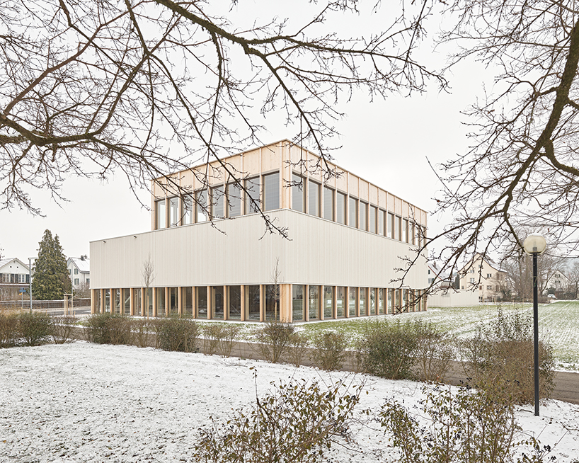 Estadio de doble apilamiento con arquitectura de madera vertical en Suiza