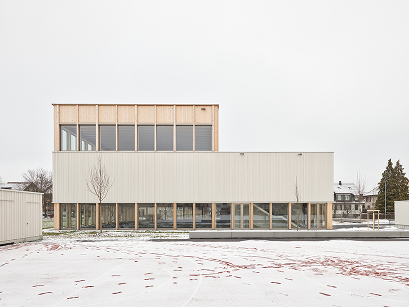 Estadio de doble apilamiento con arquitectura de madera vertical en Suiza