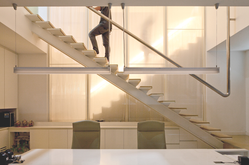 EKAR architects combines office, warehouse, and living space in T-house