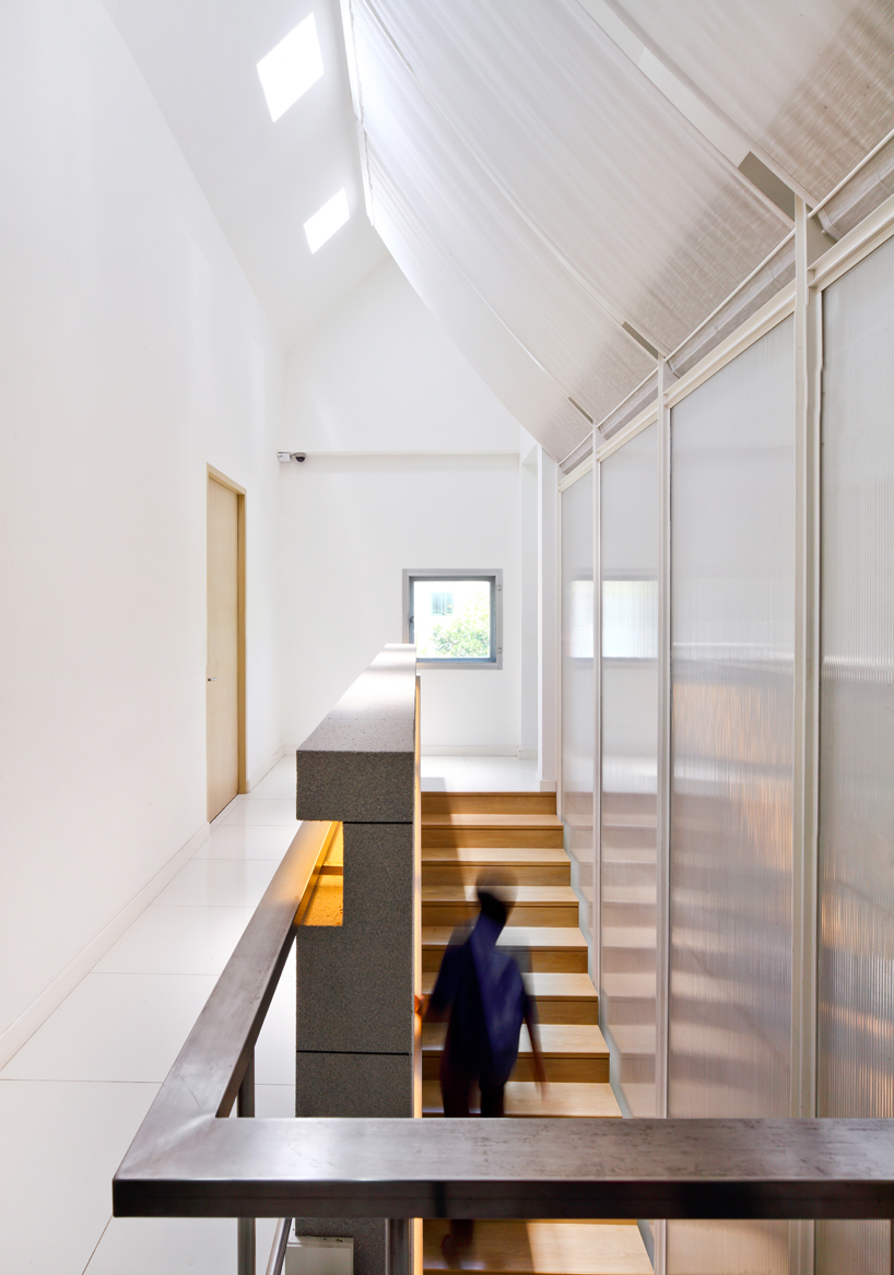 EKAR architects combines office, warehouse, and living space in T-house