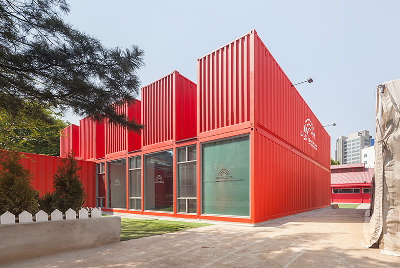 URBANTAINER extends the national theater company of korea with modulated red shipping containers