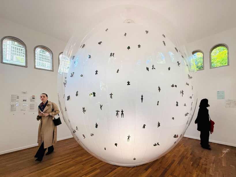 Fantastique plastique mengungkapkan misteri fosil yang menguntungkan paviliun di Venice Biennale