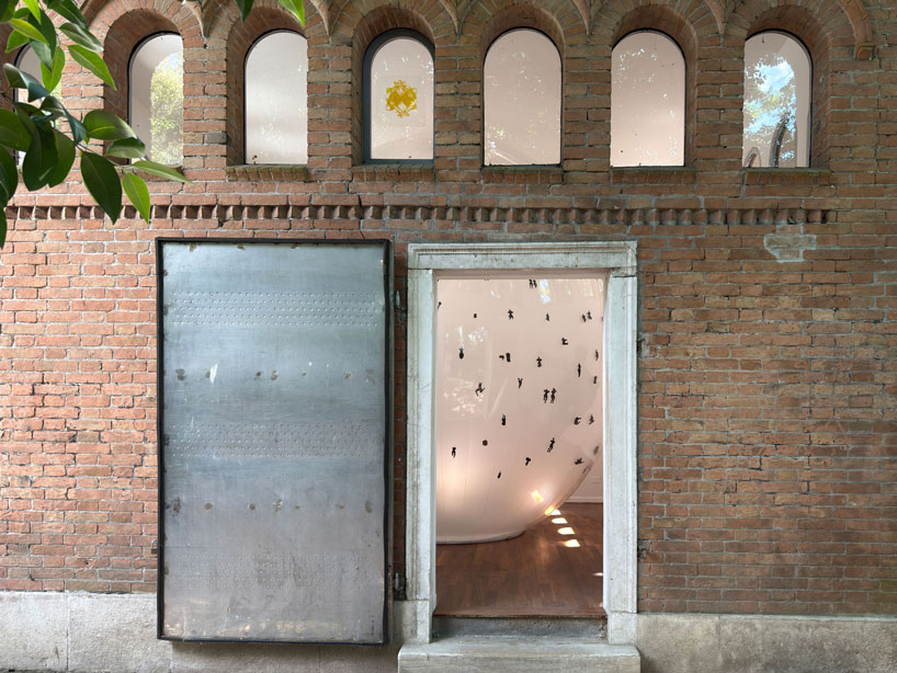 Fantastique plastique mengungkapkan misteri fosil yang menguntungkan paviliun di Venice Biennale