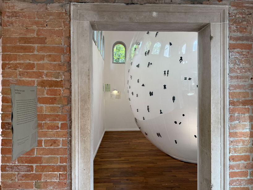 Fantastique plastique mengungkapkan misteri fosil yang menguntungkan paviliun di Venice Biennale