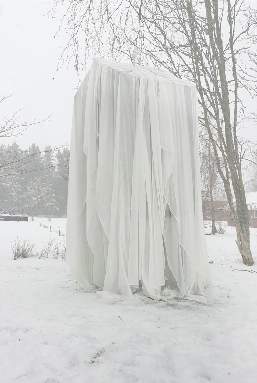 https://static.designboom.com/wp-content/dbsub/390089/2022-12-14/ghost-house-6-6399a75b8588c.jpg