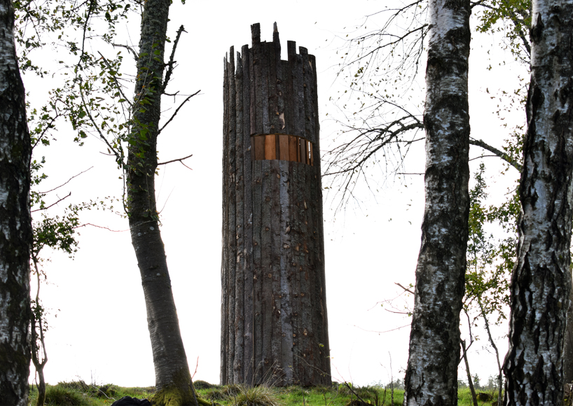 Potongan-potongan kayu bekas digunakan untuk membangun menara pengawas oleh UMA dan tim seni esperöd