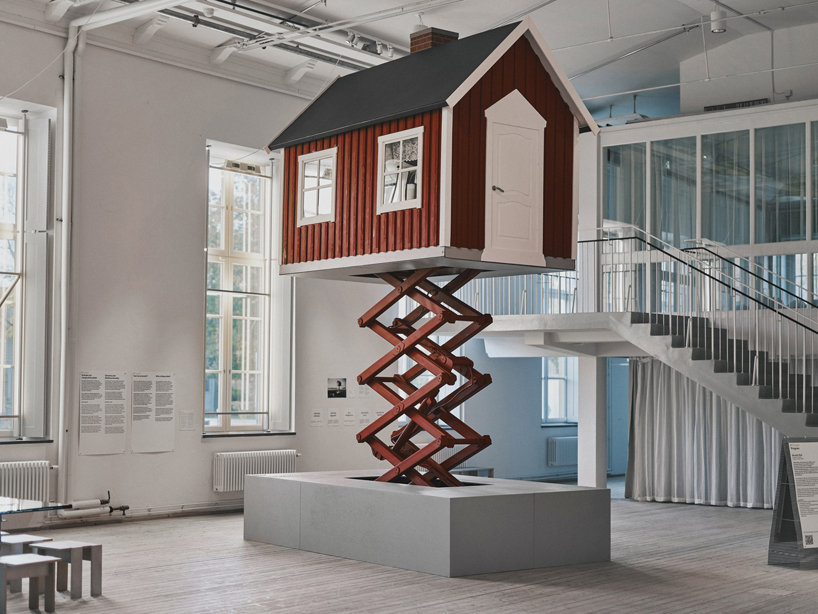 ULF Mejergren construye cabinas rojas móviles sobre elevadores de tijera para combatir el cambio climático