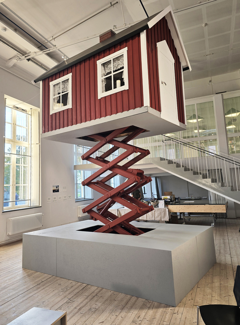 ULF Mejergren construye cabinas rojas móviles sobre elevadores de tijera para combatir el cambio climático