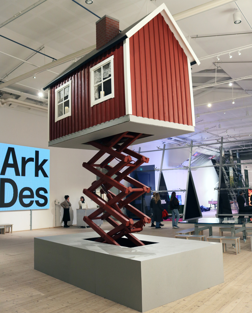 ULF Mejergren construye cabinas rojas móviles sobre elevadores de tijera para combatir el cambio climático