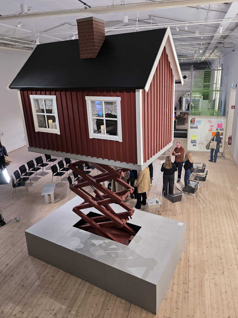 ULF Mejergren construye cabinas rojas móviles sobre elevadores de tijera para combatir el cambio climático