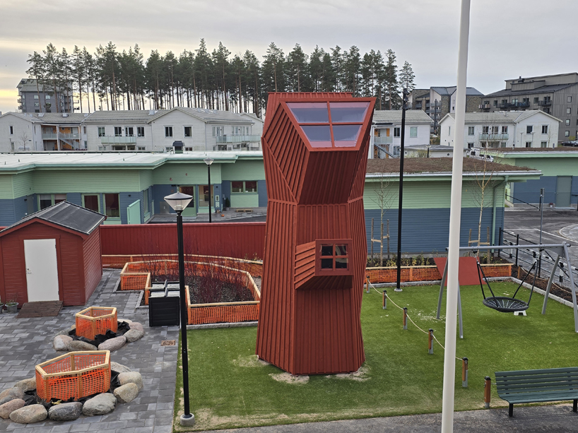 Instalación de una casa tótem de roble rojo con estructura de madera hexagonal del sueco Ulf Mejergren