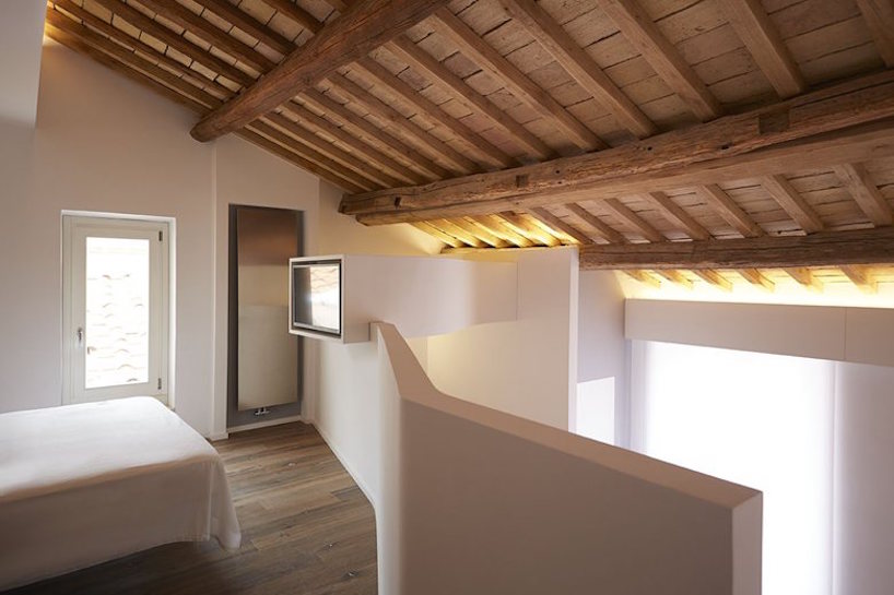 alessandro de sanctis redesigns apostoli loft in rome