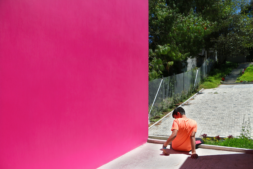ruptura morlaca's concrete house floats weightlessly over serene landscape in ecuador