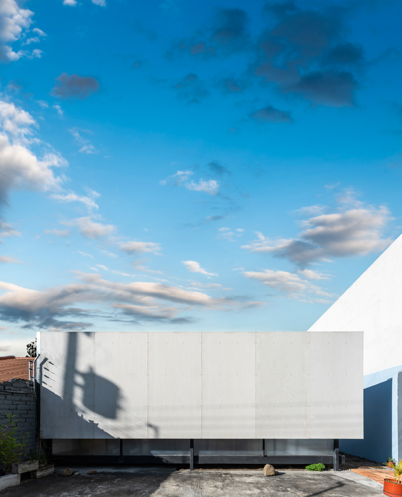 ruptura morlaca plans a glazed workshop around a central courtyard in ecuador designboom