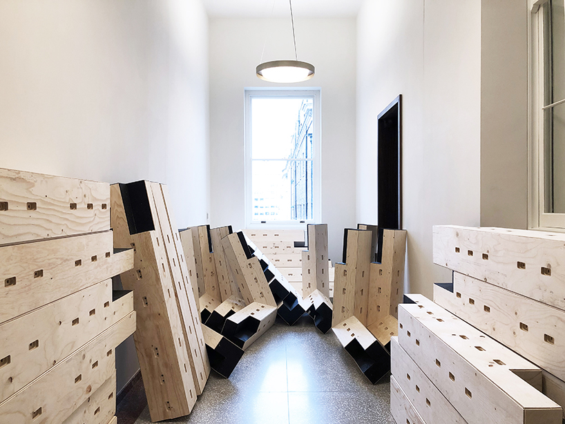 gilles retsin fuses augmented reality with timber construction at the royal academy london designboom