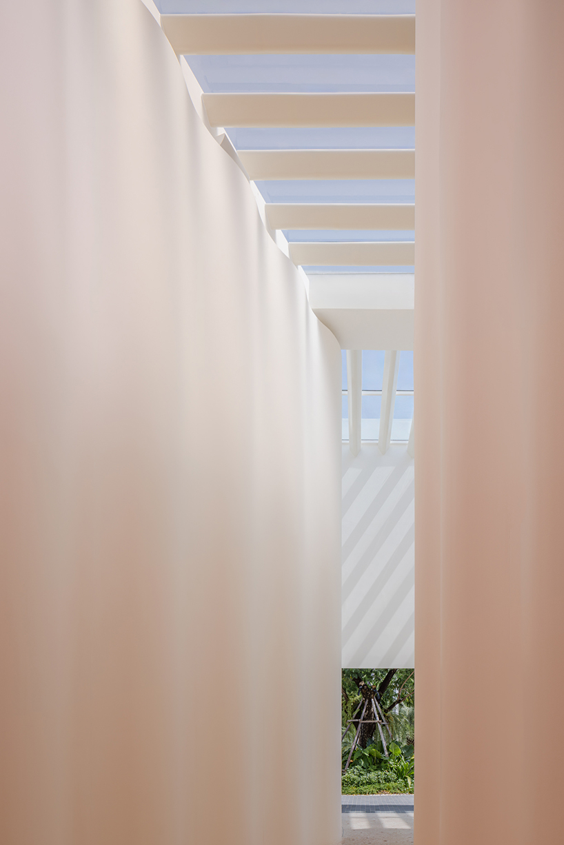 wave-like white forms by onion envelop standard hotel in pattaya beach town