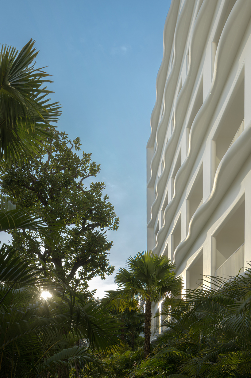 wave-like white forms by onion envelop standard hotel in pattaya beach town