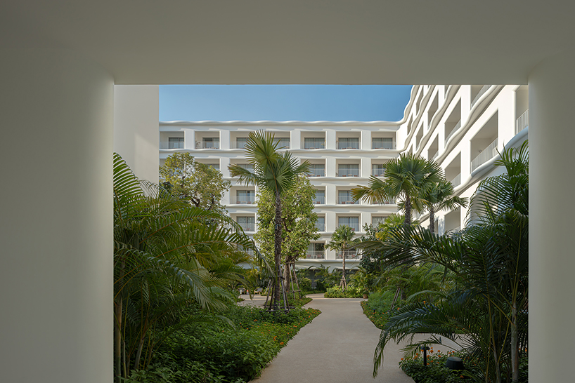 wave-like white forms by onion envelop standard hotel in pattaya beach town