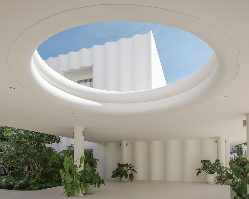 wave-like white forms by onion envelop standard hotel in pattaya beach town