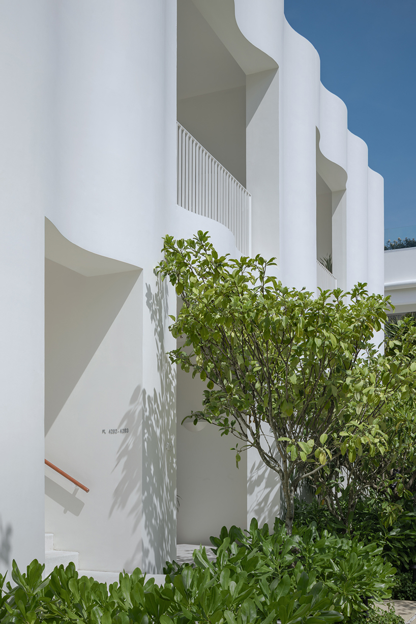 wave-like white forms by onion envelop standard hotel in pattaya beach town