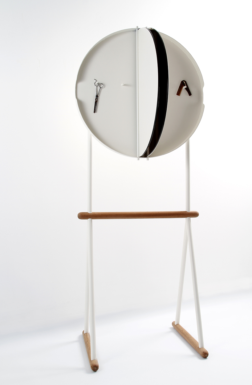self barber mirror golf-JC designboom