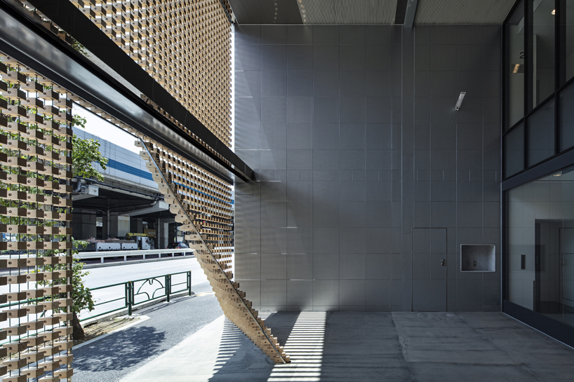 tsukagoshi miyashita sekkei arranges wooden blocks into