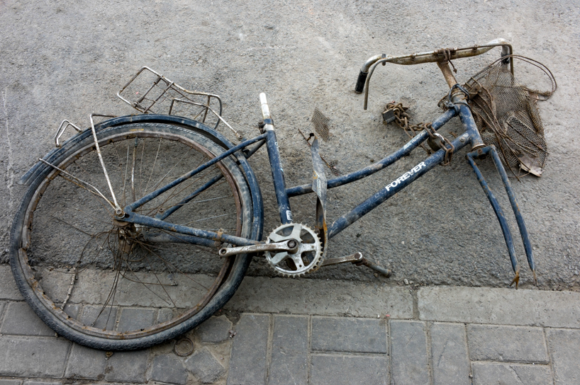 xiaomeng zhao explores modern china in bicycles in beijing, now series