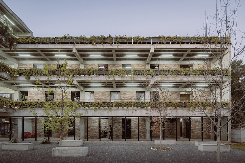 Dellecamp Schleich está construyendo un campus del IESEC en México bajo los principios del Arte Bovera.