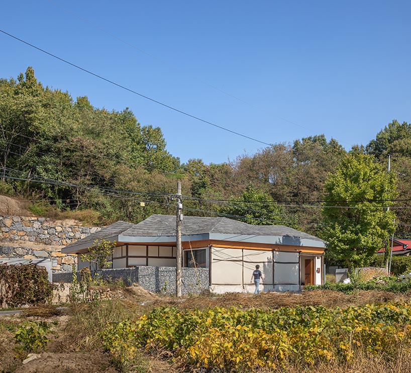 Roof wreaths renovated the 50 -year -old farm by drawing works in Korea