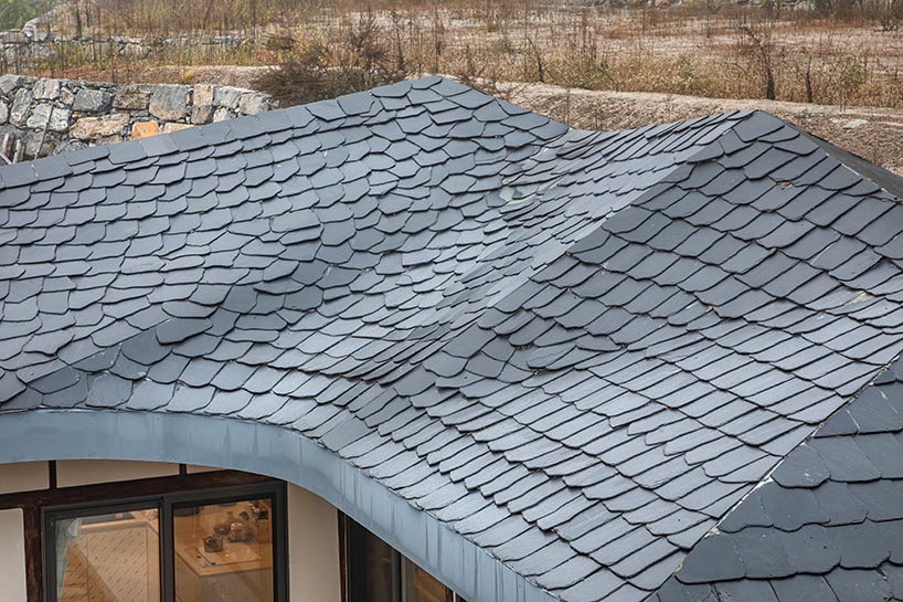 Roof wreaths renovated the 50 -year -old farm by drawing works in Korea
