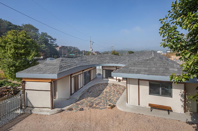 Roof wreaths renovated the 50 -year -old farm by drawing works in Korea