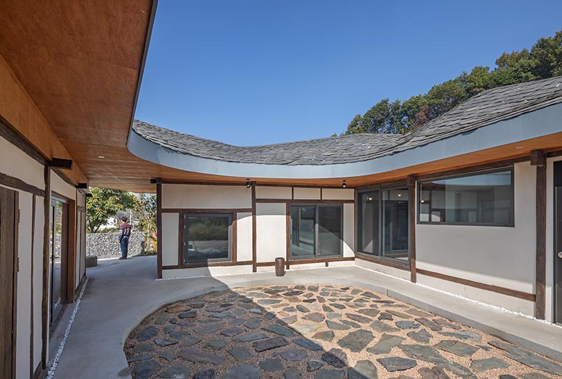 Roof wreaths renovated the 50 -year -old farm by drawing works in Korea