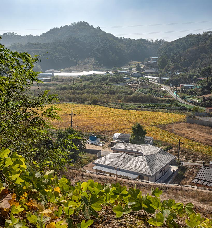 Roof wreaths renovated the 50 -year -old farm by drawing works in Korea
