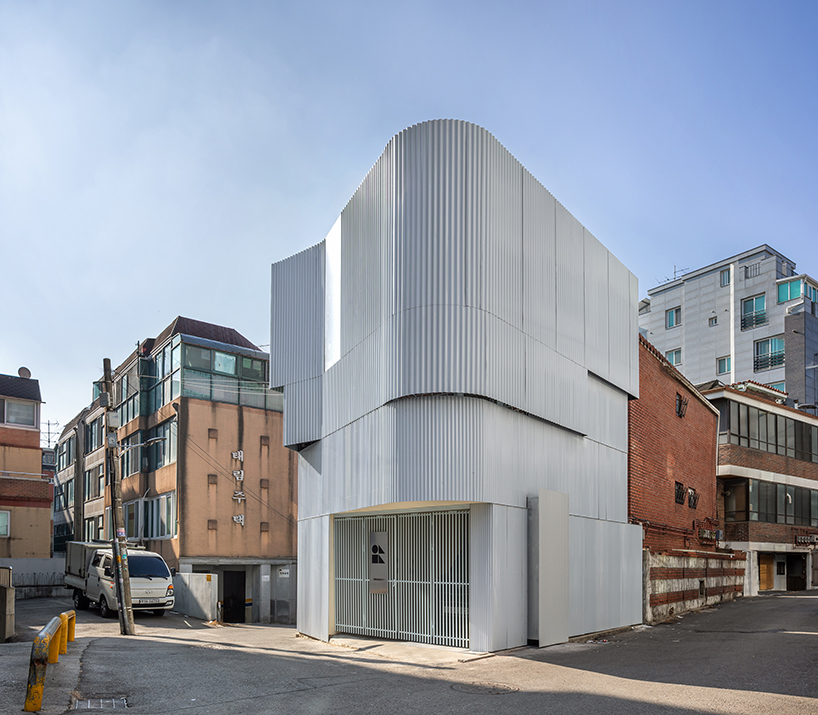 Pinturas en una casa de una persona en Seúl con superficies de acero corrugado en capas