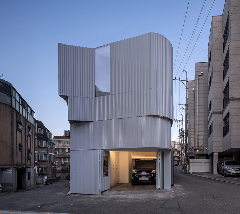 Una casa en el centro de la ciudad una persona 6