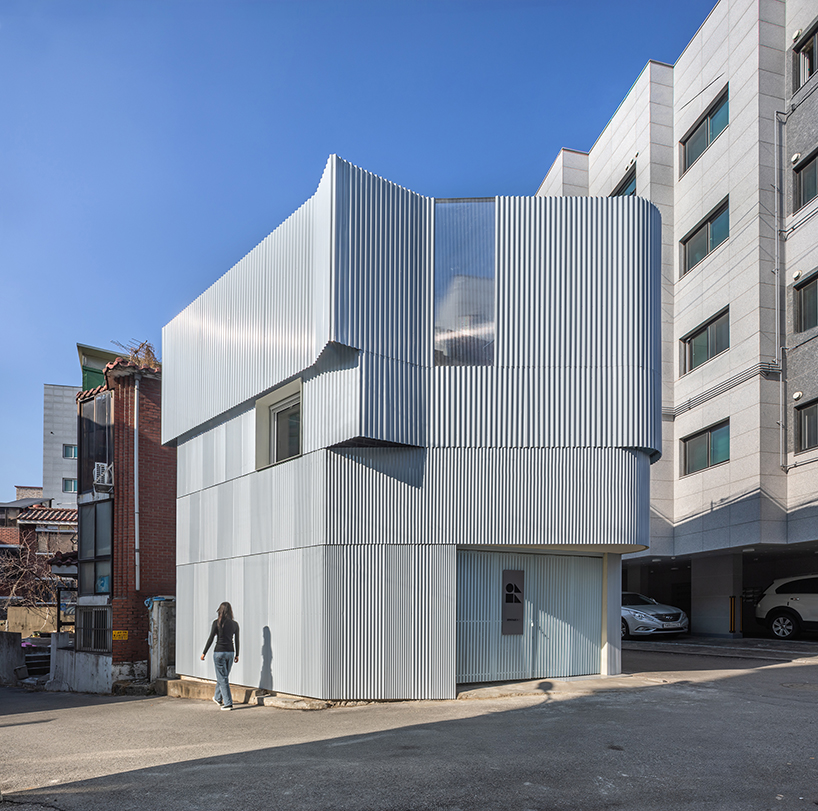 Una casa en el centro de la ciudad una persona 8