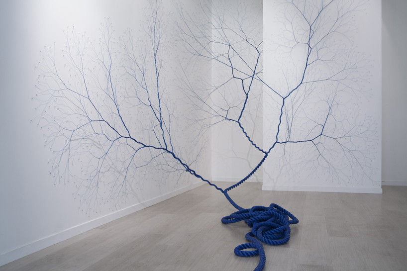 janaina mello landini installs site-specific ciclotrama in parisian gallery