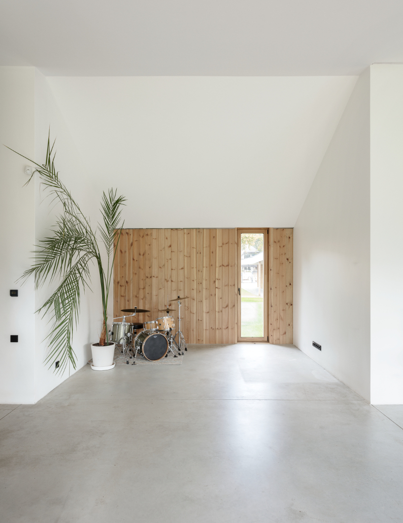 gaiss interpret traditional pitch roof typology to fit a house in an l shaped plot 9