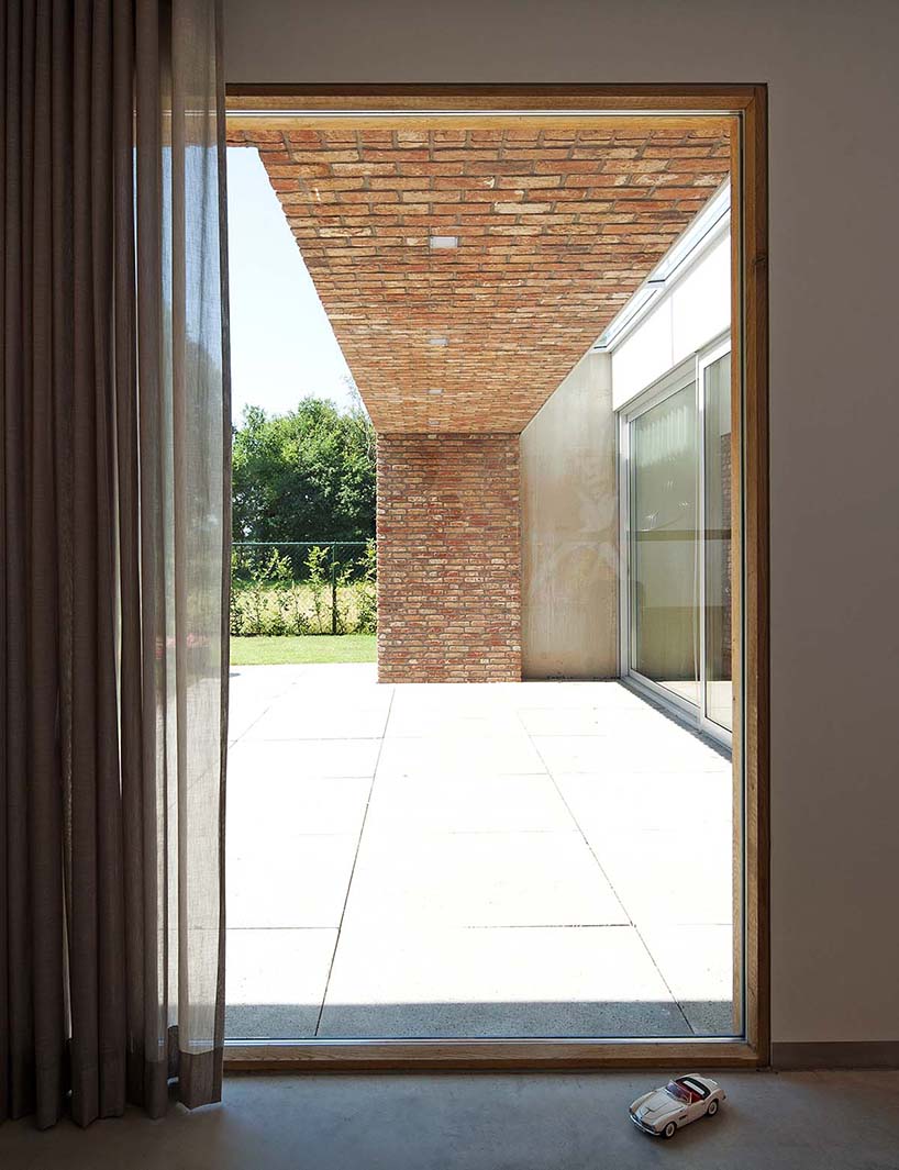 joris verhoeven architecture builds house riel estate in the netherlands