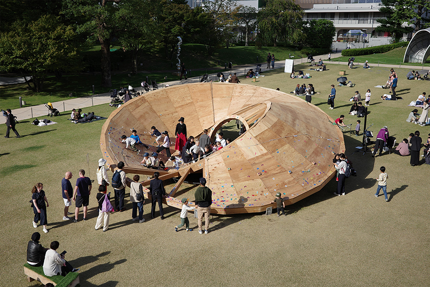 three interlocking timber rings shape TAILAND's playground pavilion in tokyo park
