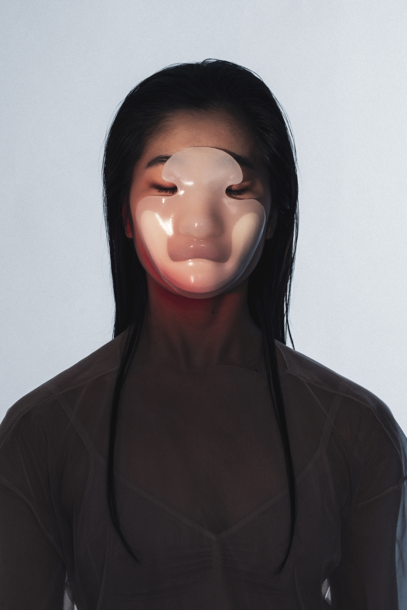 Las máscaras futuristas de iga węglińska mejoran diferentes sentidos al limitar el acceso - 1