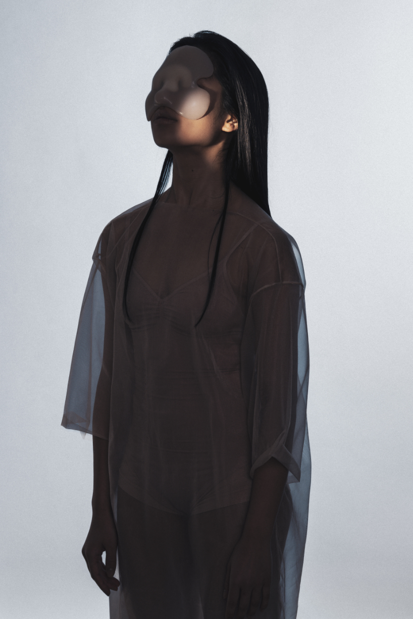 Las máscaras futuristas de iga węglińska mejoran diferentes sentidos al limitar el acceso - 3