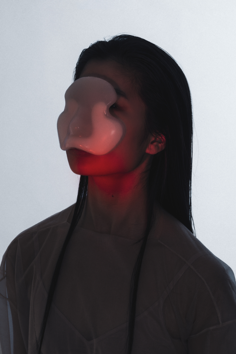 Las máscaras futuristas de iga węglińska mejoran diferentes sentidos al limitar el acceso - 4