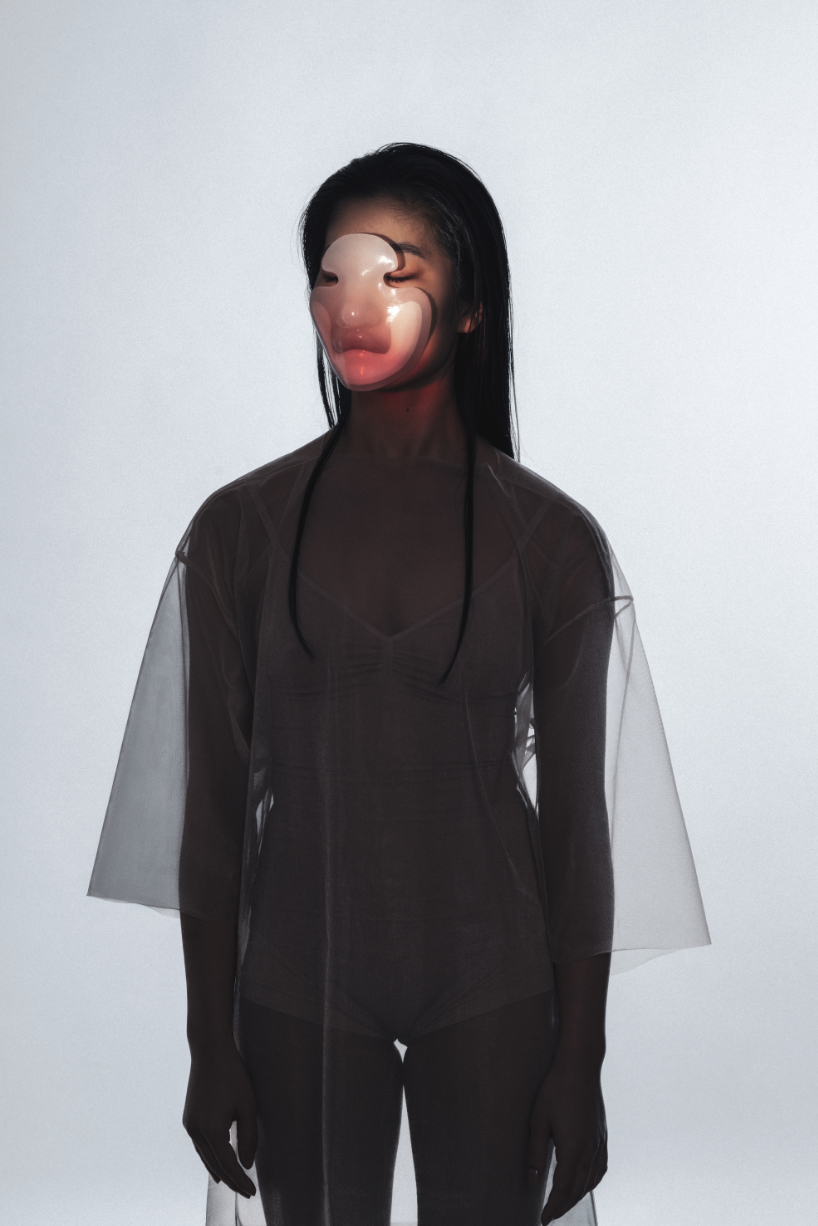 Las máscaras futuristas de iga węglińska mejoran diferentes sentidos al limitar el acceso - 2