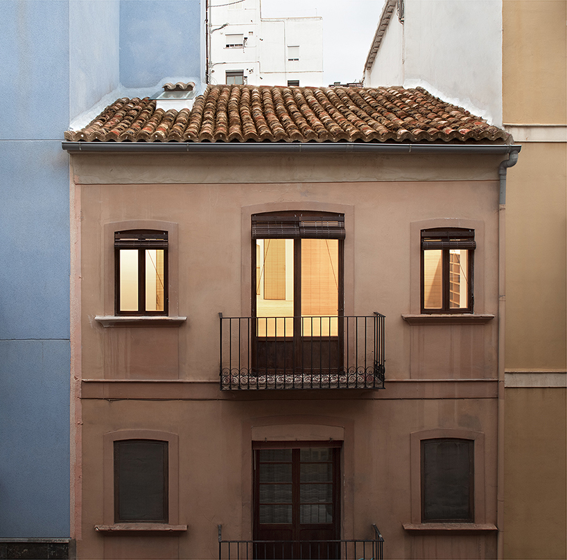 apartment in el carmen, valencia renovated by hugo mompó & juan grau
