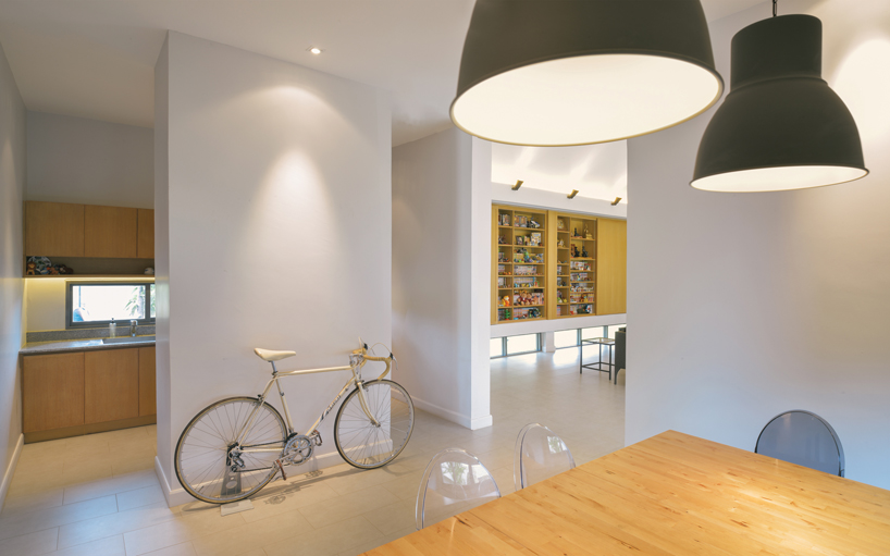 phongphat ueasangkhomset's triangle house in thailand