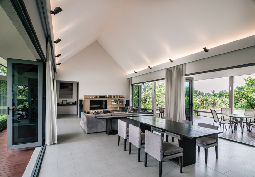 phongphat ueasangkhomset's triangle house in thailand