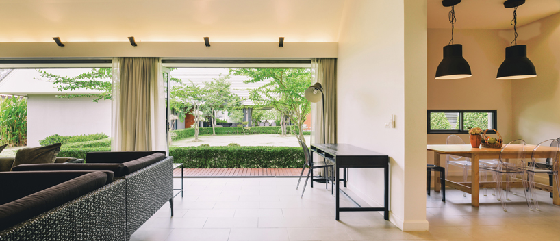 phongphat ueasangkhomset's triangle house in thailand