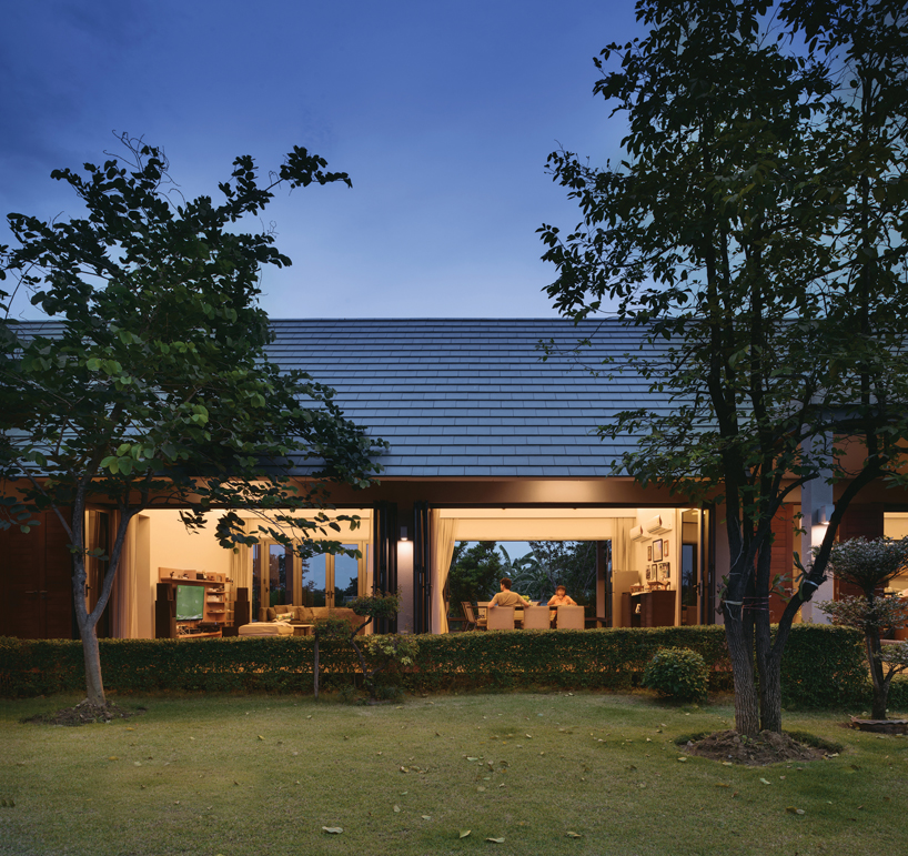 phongphat ueasangkhomset's triangle house in thailand