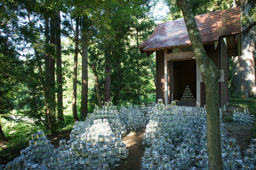 toshihiro komatsu offering installation echigo-tsumari art triennial designboom